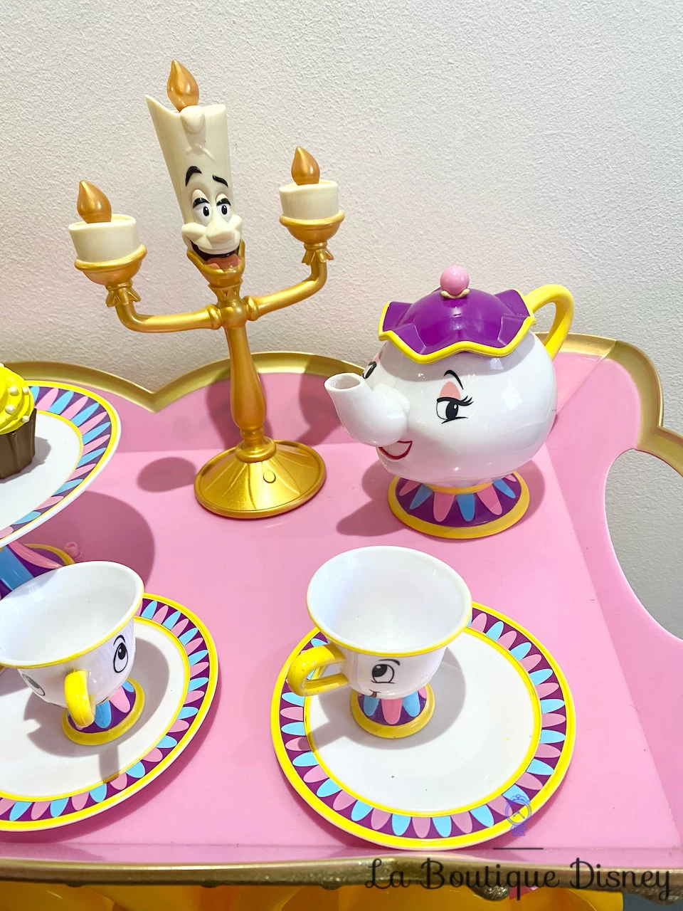 Jouet Chariot à Thé Chantant Be Our Guest La Belle Et La Bête Disney Store Lumière Samovar Dinette 3 Jouet Chariot à Thé Chantant Be Our Guest La Belle Et La Bête Disney Store Lumière Samovar Dinette – Image 3