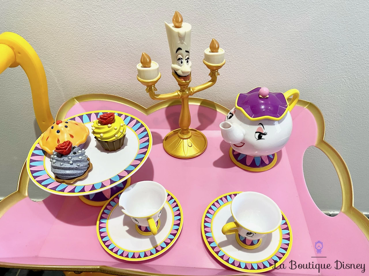 Jouet Chariot à Thé Chantant Be Our Guest La Belle Et La Bête Disney Store Lumière Samovar Dinette 4 Jouet Chariot à Thé Chantant Be Our Guest La Belle Et La Bête Disney Store Lumière Samovar Dinette – Image 4