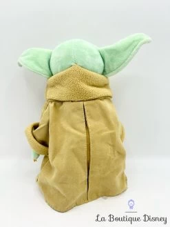 Peluche Grogu The Mandalorian Star Wars Disney Store 2020 Bébé Yoda 28 Cm -Le Rêve Enchanté Soldes Magasin peluche grogu the mandalorian disney store star wars bebe yoda 3