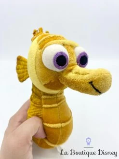 Peluche Hippo Sheldon Le Monde De Némo Disney Store Hippocampe Jaune 24 Cm 8 Peluche Hippo Sheldon Le Monde De Némo Disney Store Hippocampe Jaune 24 Cm -Le Rêve Enchanté Soldes Magasin peluche hippo sheldon le monde de nemo disney store hippocampe poisson jaune 5