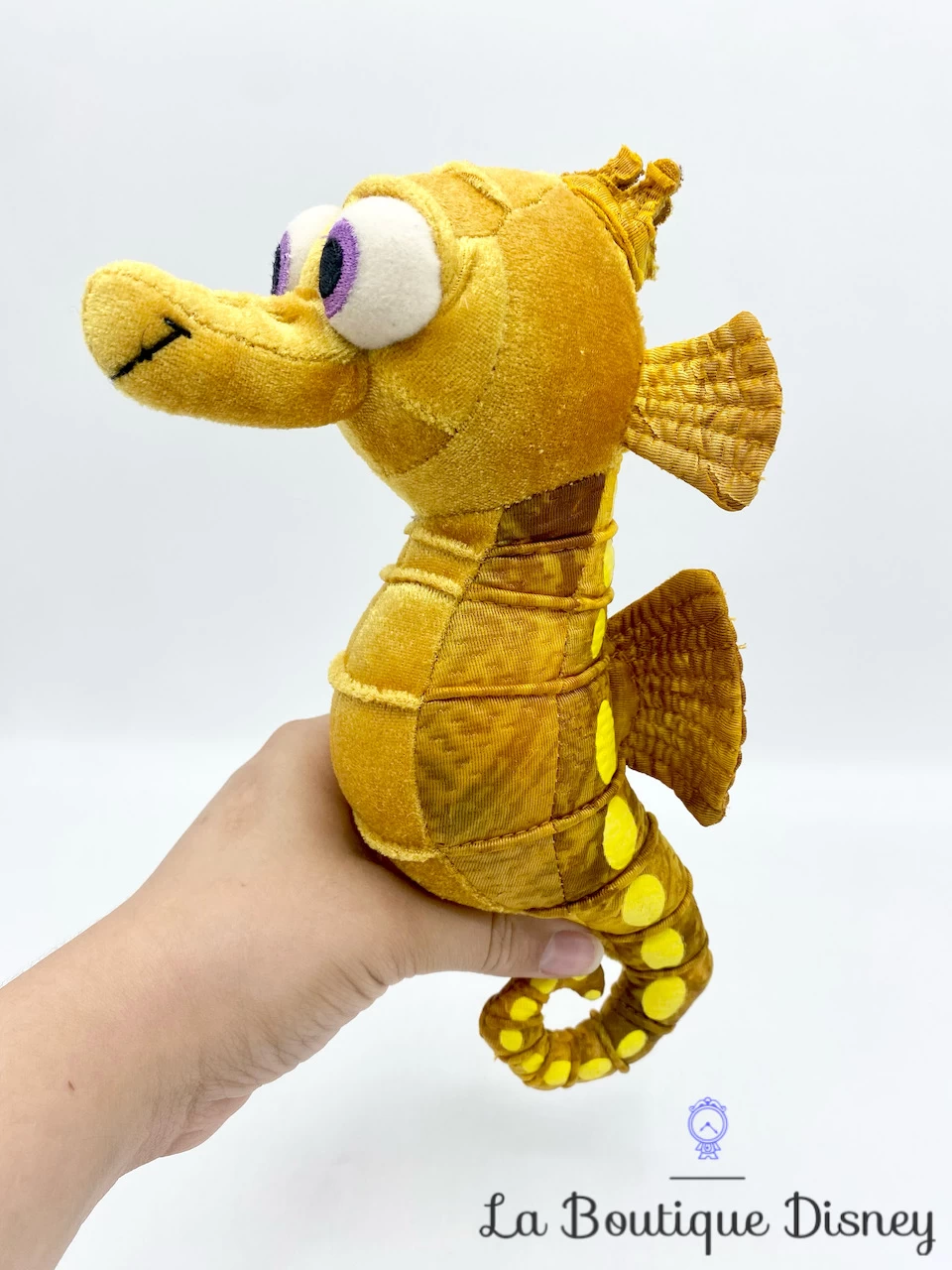 Peluche Hippo Sheldon Le Monde De Némo Disney Store Hippocampe Jaune 24 Cm 2 Peluche Hippo Sheldon Le Monde De Némo Disney Store Hippocampe Jaune 24 Cm – Image 2