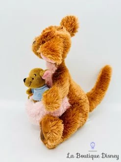 Peluche Maman Gourou Petit Gourou Disney Store Winnie L'ourson Kangourou écusson 24 Cm -Le Rêve Enchanté Soldes Magasin peluche maman petit gourou disney store winnie ourson kangourou ecusson 2