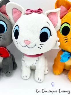 Peluches Les Aristochats Marie Berlioz Toulouse Disney Store Chats 22 Cm -Le Rêve Enchanté Soldes Magasin peluche marie berlioz toulouse les aristochats disney store 3 chatons 0