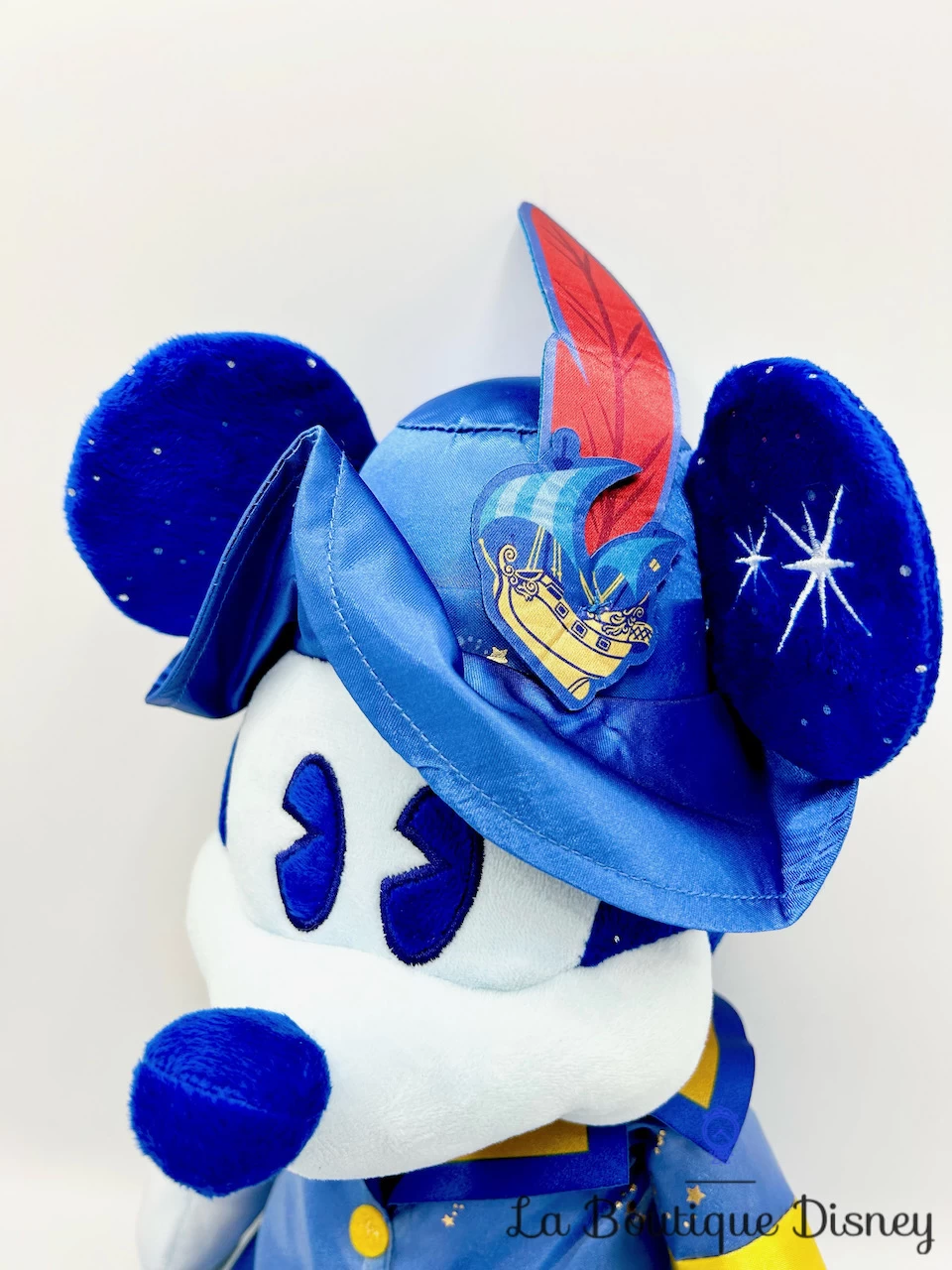 Peluche Mickey Mouse The Main Attraction 6 Sur 12 Peter Pan's Flight Disney Store 2022 Édition Limitée 45 Cm 3 Peluche Mickey Mouse The Main Attraction 6 Sur 12 Peter Pan's Flight Disney Store 2022 Édition Limitée 45 Cm – Image 3