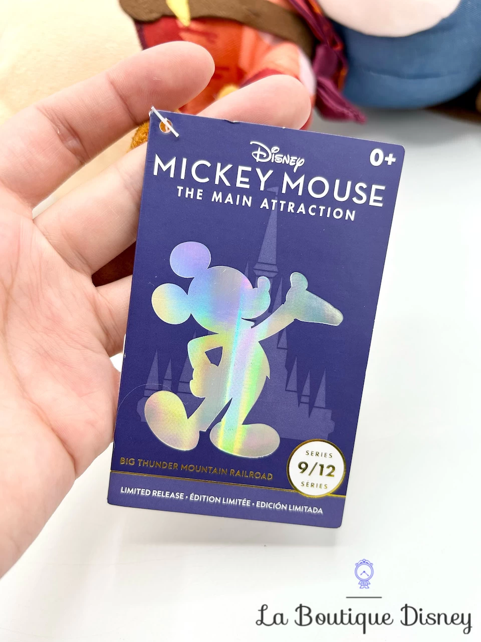 Peluche Mickey Mouse The Main Attraction 9 Sur 12 Big Thunder Mountain Railroad Disney Store 2022 Édition Limitée 44 Cm 6 Peluche Mickey Mouse The Main Attraction 9 Sur 12 Big Thunder Mountain Railroad Disney Store 2022 Édition Limitée 44 Cm – Image 6