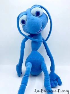 Peluche Tilt 1001 Pattes XXL Disney Store Insecte Fourmi Bleu Articulé 58 Cm -Le Rêve Enchanté Soldes Magasin peluche tilt 1001 pattes disney pixar vintage fourmi bleu 1