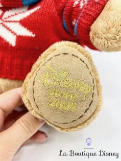 Peluche Winnie L’ourson Noël Disney Store 2008 écharpe Pull Hiver -Le Rêve Enchanté Soldes Magasin peluche winnie ourson disney store 2008 echarpe pull rouge noel 3