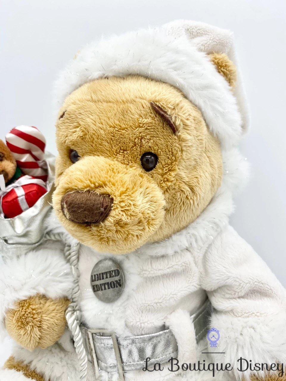 Peluche Winnie L'ourson Père Noël Blanc Disney Store Limited Edition Hotte Cadeau édition Limitée 43 Cm 2 Peluche Winnie L'ourson Père Noël Blanc Disney Store Limited Edition Hotte Cadeau édition Limitée 43 Cm – Image 2