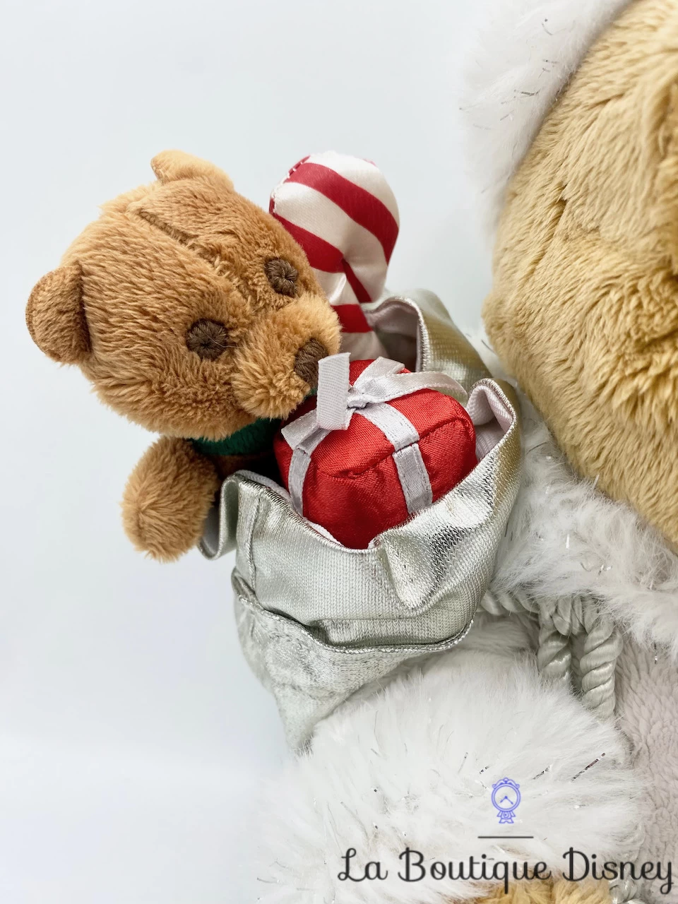 Peluche Winnie L'ourson Père Noël Blanc Disney Store Limited Edition Hotte Cadeau édition Limitée 43 Cm 4 Peluche Winnie L'ourson Père Noël Blanc Disney Store Limited Edition Hotte Cadeau édition Limitée 43 Cm – Image 4