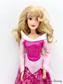 Poupée Aurore La Belle Au Bois Dormant Disney Store Princesse Rose 30 Cm -Le Rêve Enchanté Soldes Magasin poupee aurore la belle au bois dormant disney store mannequin princesse robe rose 2