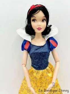 Poupée Blanche Neige Disney Store Princesse Mannequin Robe Souillon 30 Cm -Le Rêve Enchanté Soldes Magasin poupee blanche neige et les sept nains disney store mannequin robe souillon 2