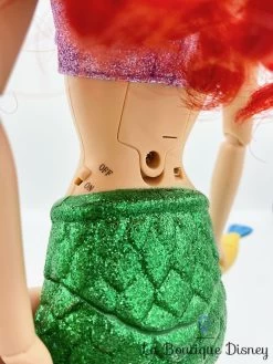 Poupée Chantante Ariel De Luxe Disney Store La Petite Sirène Polochon Queue Articulée 45 Cm -Le Rêve Enchanté Soldes Magasin poupee chantante ariel de luxe 45 cm polochon part of your wold articulee queue 2016 10