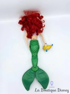 Poupée Chantante Ariel De Luxe Disney Store La Petite Sirène Polochon Queue Articulée 45 Cm -Le Rêve Enchanté Soldes Magasin poupee chantante ariel de luxe 45 cm polochon part of your wold articulee queue 2016 2