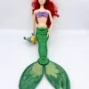 Poupée Chantante Ariel De Luxe Disney Store La Petite Sirène Polochon Queue Articulée 45 Cm