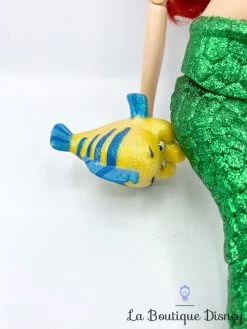 Poupée Chantante Ariel De Luxe Disney Store La Petite Sirène Polochon Queue Articulée 45 Cm -Le Rêve Enchanté Soldes Magasin poupee chantante ariel de luxe 45 cm polochon part of your wold articulee queue 2016 6