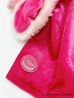 Poupée Chiffon Aurore La Belle Au Bois Dormant Hiver Disney Store 2008 Peluche Princesse Rose Manteau Cape 52 Cm -Le Rêve Enchanté Soldes Magasin poupee chiffon aurore hiver cape disney store ecusson la belle au bois dormant peluche princesse manteau 5