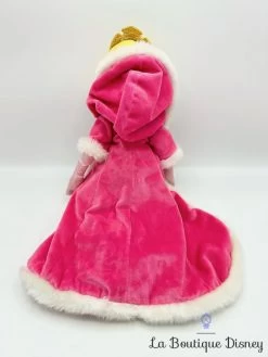 Poupée Chiffon Aurore La Belle Au Bois Dormant Hiver Disney Store 2008 Peluche Princesse Rose Manteau Cape 52 Cm -Le Rêve Enchanté Soldes Magasin poupee chiffon aurore hiver cape disney store ecusson la belle au bois dormant peluche princesse manteau 6