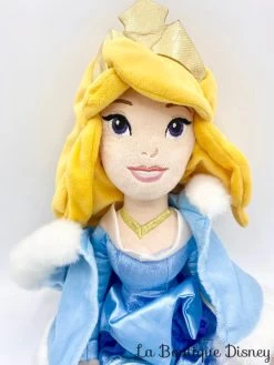 Poupée Chiffon Aurore Hiver Disney Store 2014 La Belle Au Bois Dormant Peluche Princesse Cape Manteau Bleu 52 Cm -Le Rêve Enchanté Soldes Magasin poupee chiffon aurore la belle au bois dormant hiver manteau cape bleu disney store peluche 2