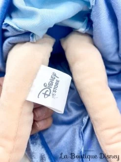 Poupée Chiffon Aurore Hiver Disney Store 2014 La Belle Au Bois Dormant Peluche Princesse Cape Manteau Bleu 52 Cm -Le Rêve Enchanté Soldes Magasin poupee chiffon aurore la belle au bois dormant hiver manteau cape bleu disney store peluche 4