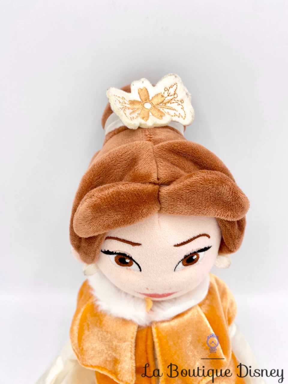 Poupée Chiffon Belle Hiver Disney Store La Belle Et La Bête Peluche Princesse Jaune Cape 48 Cm 3 Poupée Chiffon Belle Hiver Disney Store La Belle Et La Bête Peluche Princesse Jaune Cape 48 Cm – Image 3