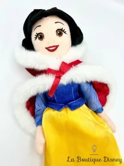 Poupée Chiffon Blanche Neige Hiver Disney Store 2019 Peluche Princesse Manteau Cape Rouge 48 Cm 8 Poupée Chiffon Blanche Neige Hiver Disney Store 2019 Peluche Princesse Manteau Cape Rouge 48 Cm -Le Rêve Enchanté Soldes Magasin poupee chiffon blanche neige cape hiver disney store 2019 peluche 45 cm 4