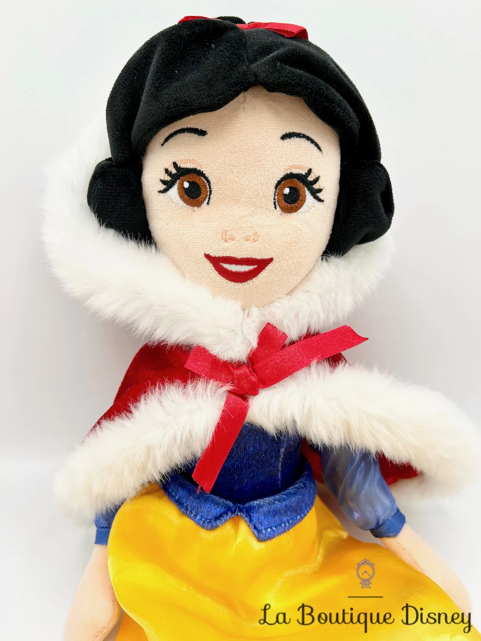 Poupée Chiffon Blanche Neige Hiver Disney Store 2019 Peluche Princesse Manteau Cape Rouge 48 Cm 2 Poupée Chiffon Blanche Neige Hiver Disney Store 2019 Peluche Princesse Manteau Cape Rouge 48 Cm – Image 2