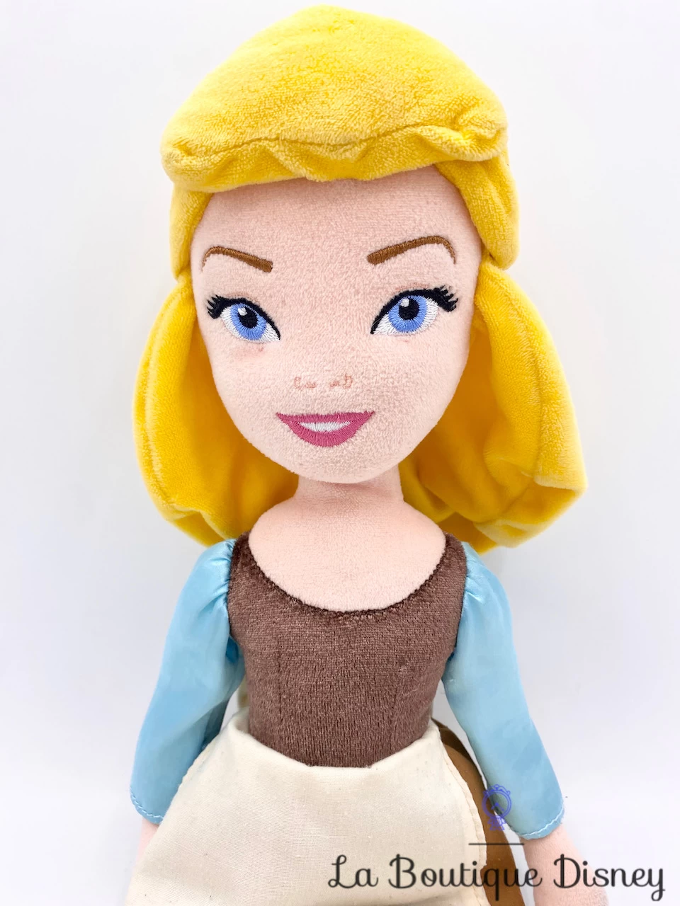 Poupée Chiffon Cendrillon Robe De Travail 70e Anniversaire Disney Store Peluche 45 Cm 2 Poupée Chiffon Cendrillon Robe De Travail 70e Anniversaire Disney Store Peluche 45 Cm – Image 2