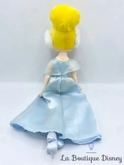 Poupée Chiffon Cendrillon Hiver Disney Store Peluche Princesse Cache Oreilles 53 Cm -Le Rêve Enchanté Soldes Magasin poupee chiffon cendrillon hiver disney store princesse cache oreilles fourrure 4