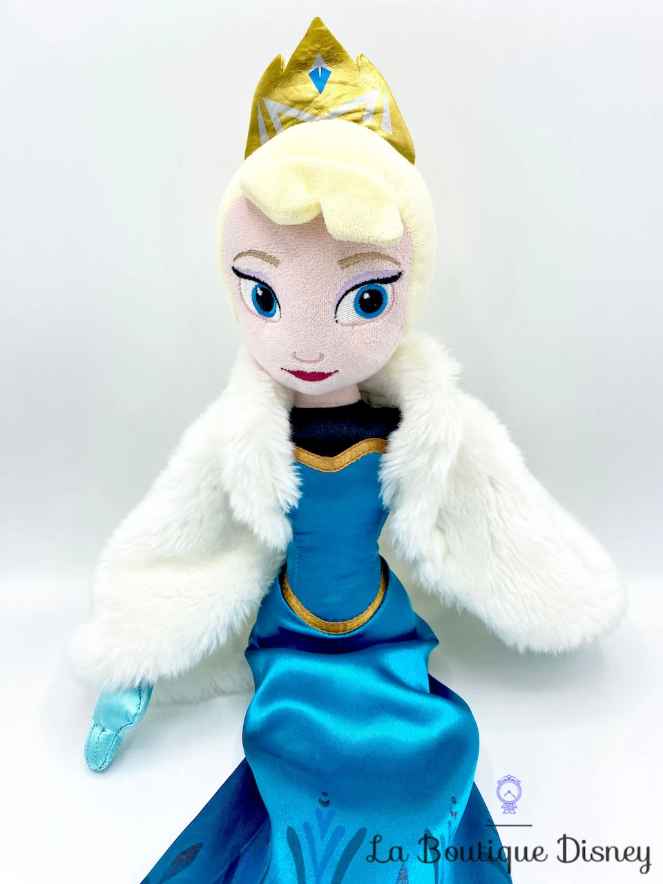 Poupée Chiffon Elsa La Reine Des Neiges Disney Store Peluche Cape Fourrure Hiver 53 Cm 2 Poupée Chiffon Elsa La Reine Des Neiges Disney Store Peluche Cape Fourrure Hiver 53 Cm – Image 2
