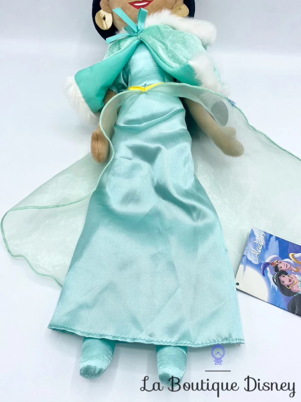 Poupée Chiffon Jasmine Hiver Disney Store Aladdin Peluche Princesse Cape Manteau 46 Cm 3 Poupée Chiffon Jasmine Hiver Disney Store Aladdin Peluche Princesse Cape Manteau 46 Cm – Image 3