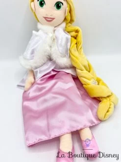 Poupée Chiffon Raiponce Hiver Disney Store Peluche Princesse Robe Rose Cape Blanche 50 Cm -Le Rêve Enchanté Soldes Magasin poupee chiffon raiponce hiver disney store peluche princesse manteau cape 2