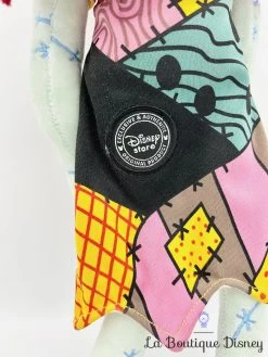 Poupée Chiffon Sally Disney Store Peluche L'étrange Noël De Mr Jack 50 Cm -Le Rêve Enchanté Soldes Magasin poupee chiffon sally disney store etrange noel mr jack ecusson peluche 6