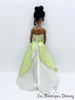 Poupée Tiana La Princesse Et La Grenouille Disney Store Mannequin Robe Verte 32 Cm -Le Rêve Enchanté Soldes Magasin poupee tiana la princesse et la grenouille disney store mannequin 3