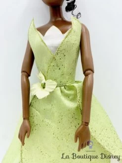 Poupée Tiana La Princesse Et La Grenouille Disney Store Mannequin Robe Verte 32 Cm -Le Rêve Enchanté Soldes Magasin poupee tiana la princesse et la grenouille disney store mannequin 5